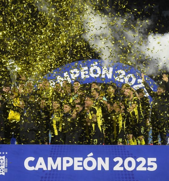Jugadores de Peñarol celebran la conquista, por primera vez, de la Copa AUF Uruguay tras derrotar este miércoles a Plaza Colonia en el estadio Centenario de Montevideo. EFE/ STR