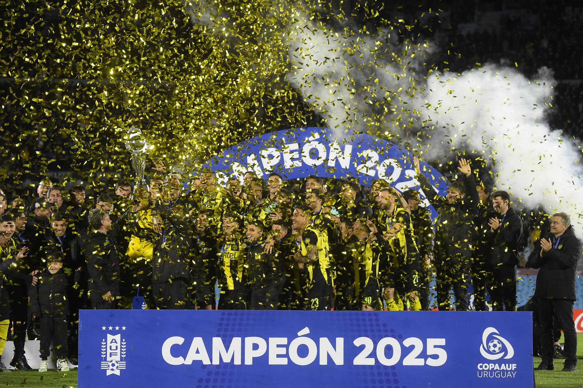 Jugadores de Peñarol celebran la conquista, por primera vez, de la Copa AUF Uruguay tras derrotar este miércoles a Plaza Colonia en el estadio Centenario de Montevideo. EFE/ STR
