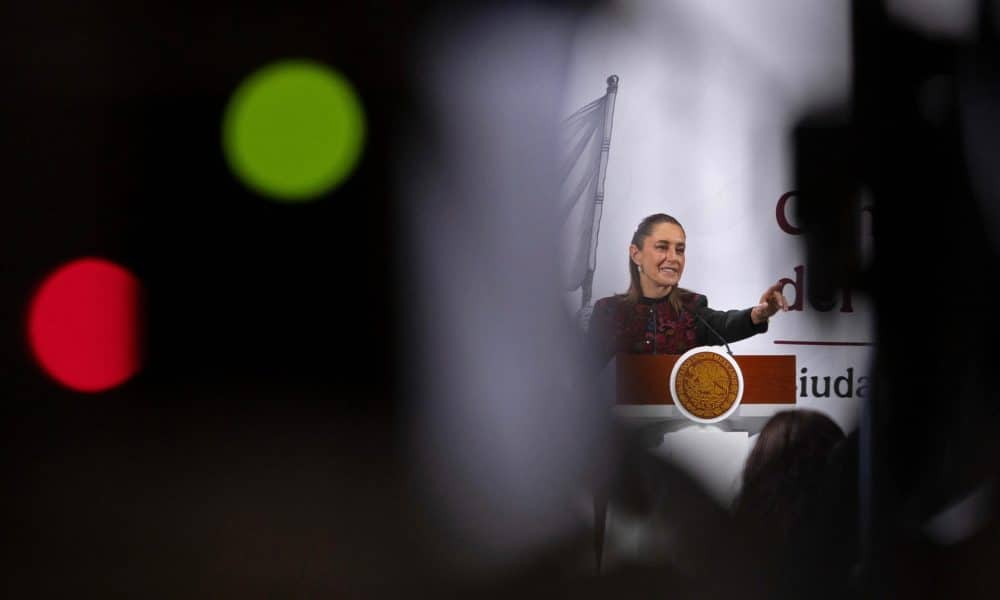 Fotografía cedida por la Presidencia de México, de la presidenta de México, Claudia Sheinbaum, hablando durante una rueda de prensa en el Palacio Nacional, en Ciudad de México (México). EFE/Presidencia de México/SOLO USO EDITORIAL/NO VENTAS/SOLO DISPONIBLE PARA ILUSTRAR LA NOTICIA QUE ACOMPAÑA(CRÉDITO OBLIGATORIO)