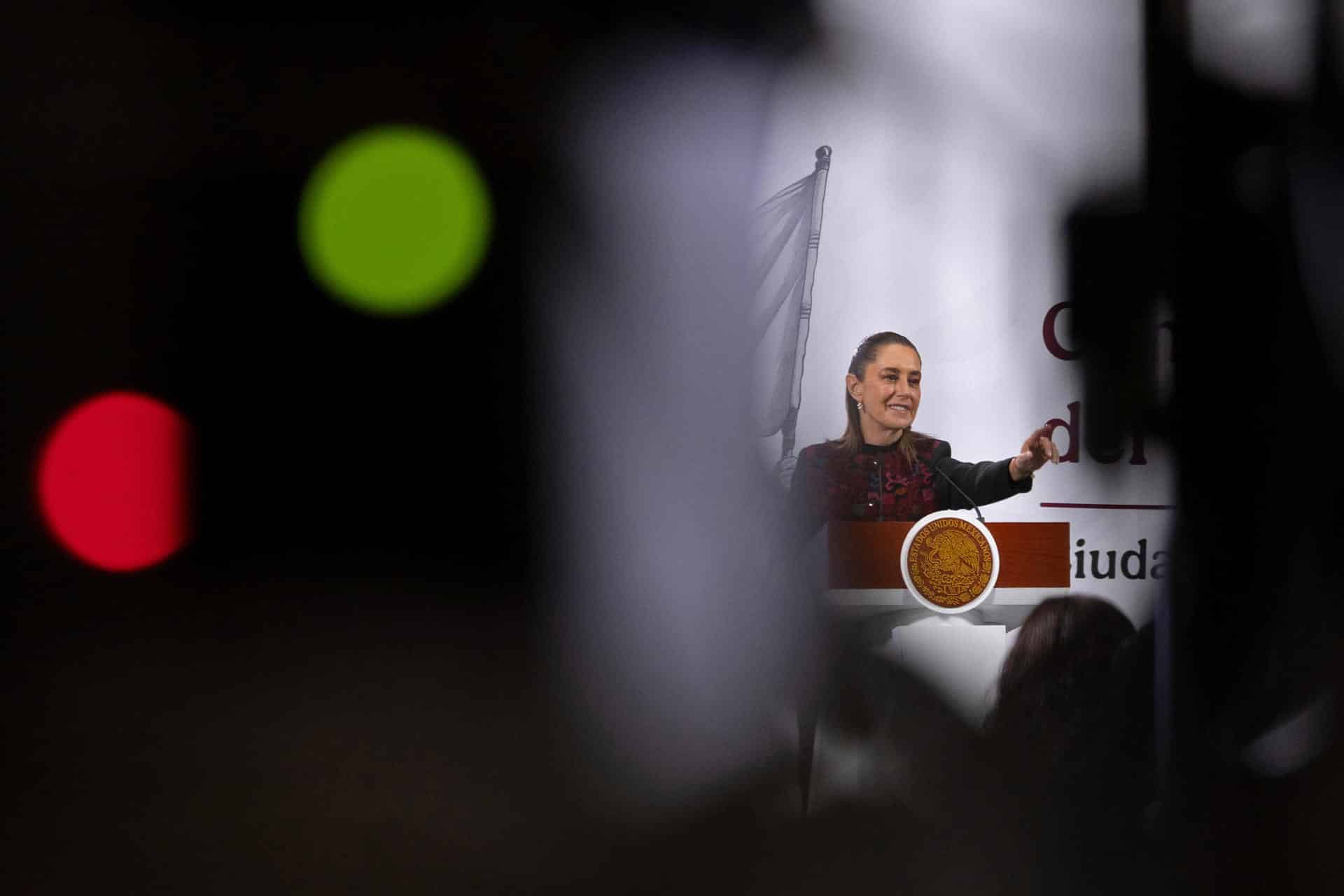 Fotografía cedida por la Presidencia de México, de la presidenta de México, Claudia Sheinbaum, hablando durante una rueda de prensa en el Palacio Nacional, en Ciudad de México (México). EFE/Presidencia de México/SOLO USO EDITORIAL/NO VENTAS/SOLO DISPONIBLE PARA ILUSTRAR LA NOTICIA QUE ACOMPAÑA(CRÉDITO OBLIGATORIO)