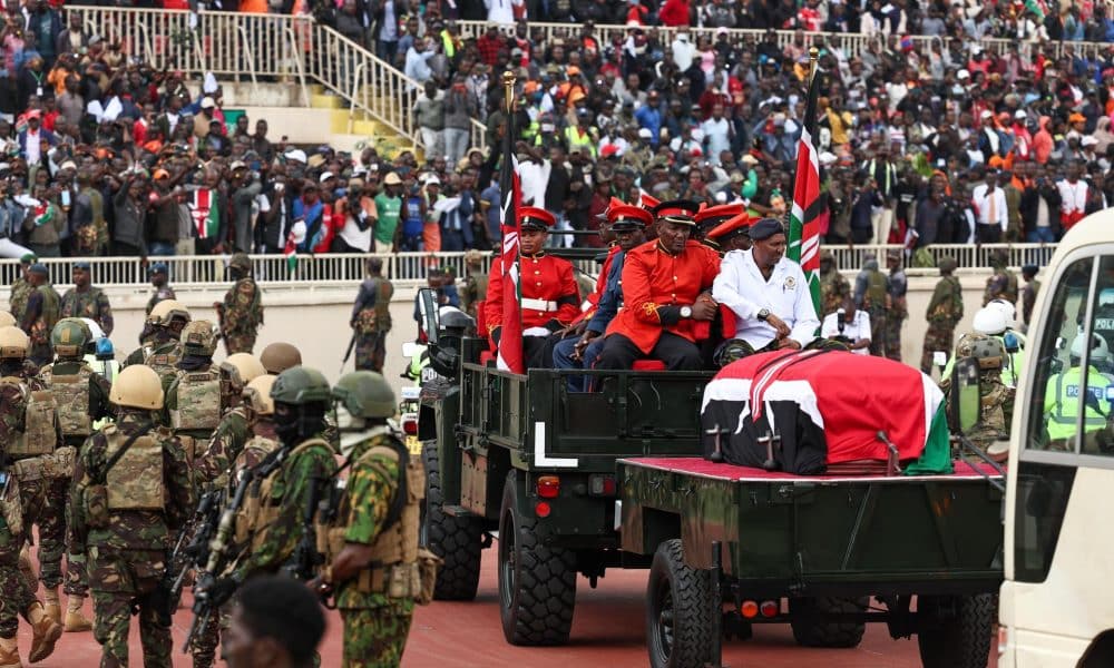 El féretro del fallecido primer ministro keniano Raila Odinga llega al Estadio Nacional Nyayo en Nairobi, Kenia, el 17 de octubre de 2025, para el funeral de estado. EFE/EPA/DANIEL IRUNGU