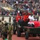 El féretro del fallecido primer ministro keniano Raila Odinga llega al Estadio Nacional Nyayo en Nairobi, Kenia, el 17 de octubre de 2025, para el funeral de estado. EFE/EPA/DANIEL IRUNGU