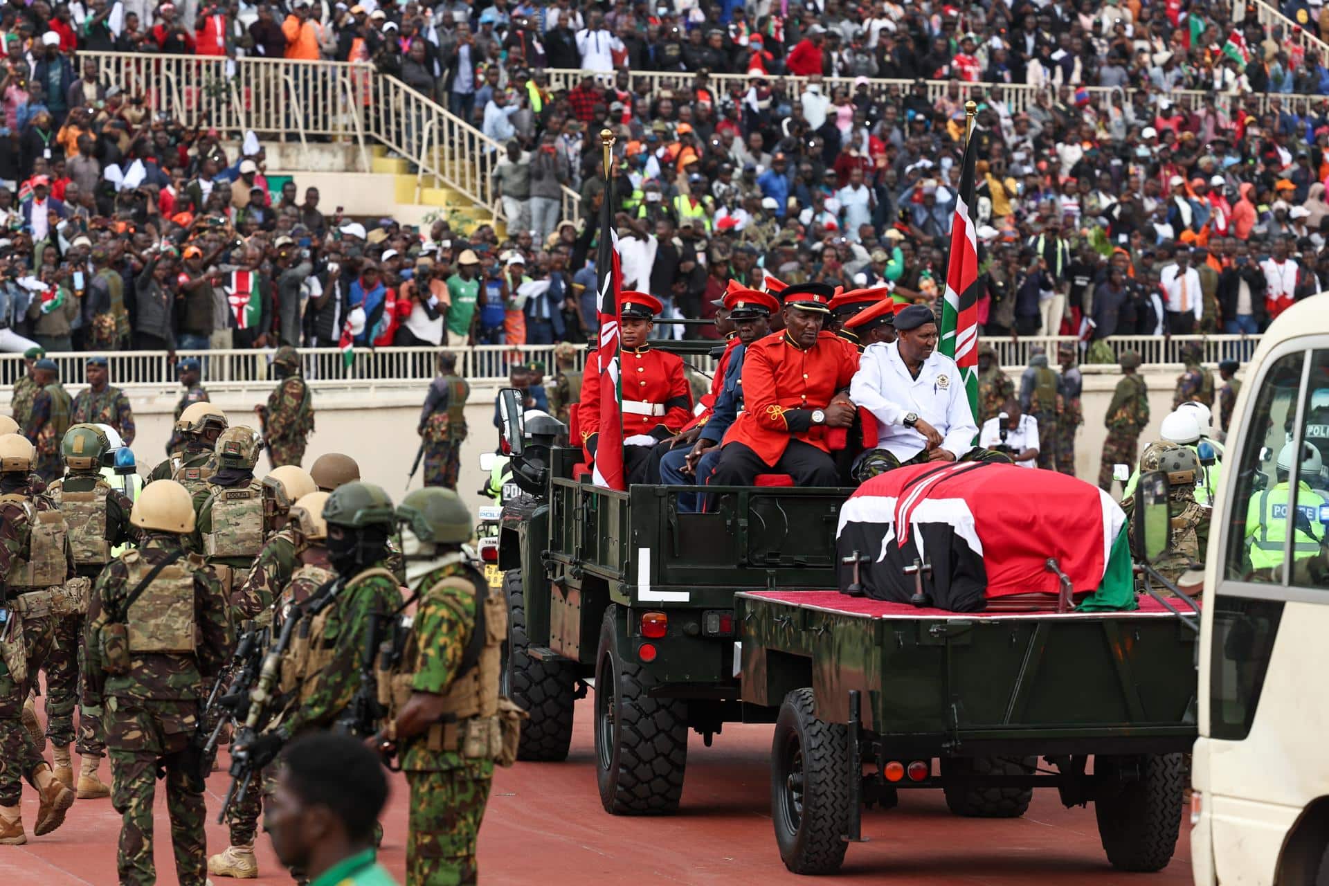 El féretro del fallecido primer ministro keniano Raila Odinga llega al Estadio Nacional Nyayo en Nairobi, Kenia, el 17 de octubre de 2025, para el funeral de estado. EFE/EPA/DANIEL IRUNGU