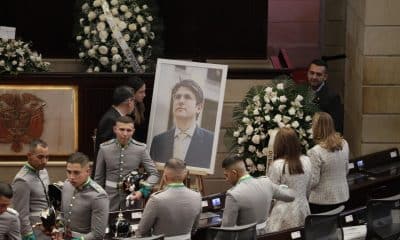Fotografía de archivo, tomada el pasado 11 de agosto, de un retrato del asesinado senador y precandidato presidencial Miguel Uribe Turbay (c), durante su velorio en el Salón Elíptico del Capitolio Nacional, en Bogotá (Colombia). EFE/Carlos Ortega