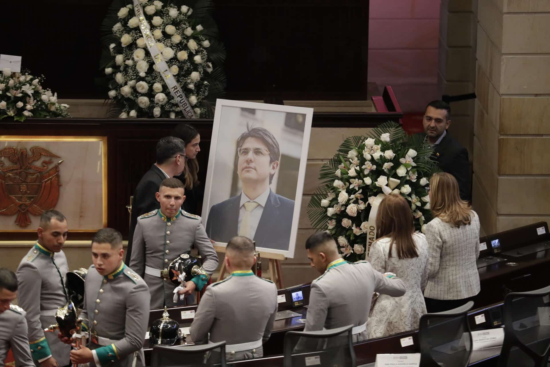 Fotografía de archivo, tomada el pasado 11 de agosto, de un retrato del asesinado senador y precandidato presidencial Miguel Uribe Turbay (c), durante su velorio en el Salón Elíptico del Capitolio Nacional, en Bogotá (Colombia). EFE/Carlos Ortega