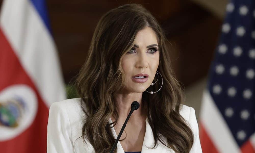 Fotografía de archivo de la secretaria de Seguridad Nacional de los Estados Unidos, Kristi Noem, en San José (Costa Rica). EFE/Jeffrey Arguedas