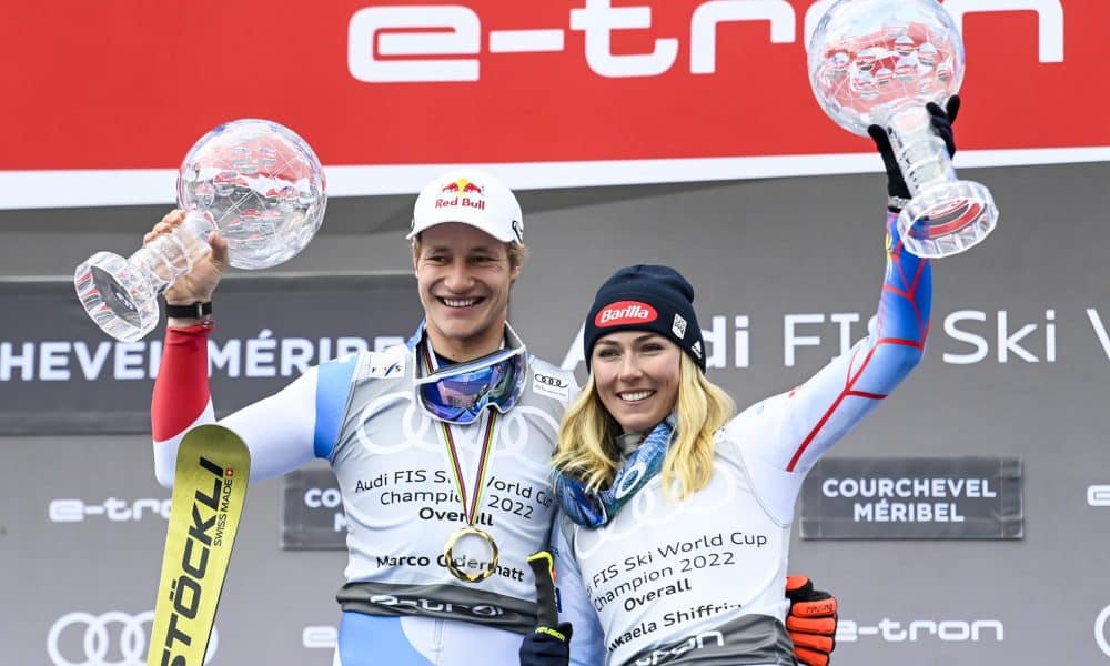 El suizo Marco Odermatt (i.) y la estadounidense Mikaela Shiffrin (d.) en una imagen de archivo, posando con los trofeos que les acrditan como ganadores de la Copa del Mundo de esquí alpino. EFE/EPA/URS FLUEELER