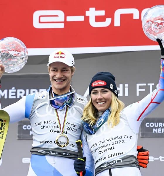 El suizo Marco Odermatt (i.) y la estadounidense Mikaela Shiffrin (d.) en una imagen de archivo, posando con los trofeos que les acrditan como ganadores de la Copa del Mundo de esquí alpino. EFE/EPA/URS FLUEELER