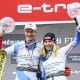 El suizo Marco Odermatt (i.) y la estadounidense Mikaela Shiffrin (d.) en una imagen de archivo, posando con los trofeos que les acrditan como ganadores de la Copa del Mundo de esquí alpino. EFE/EPA/URS FLUEELER