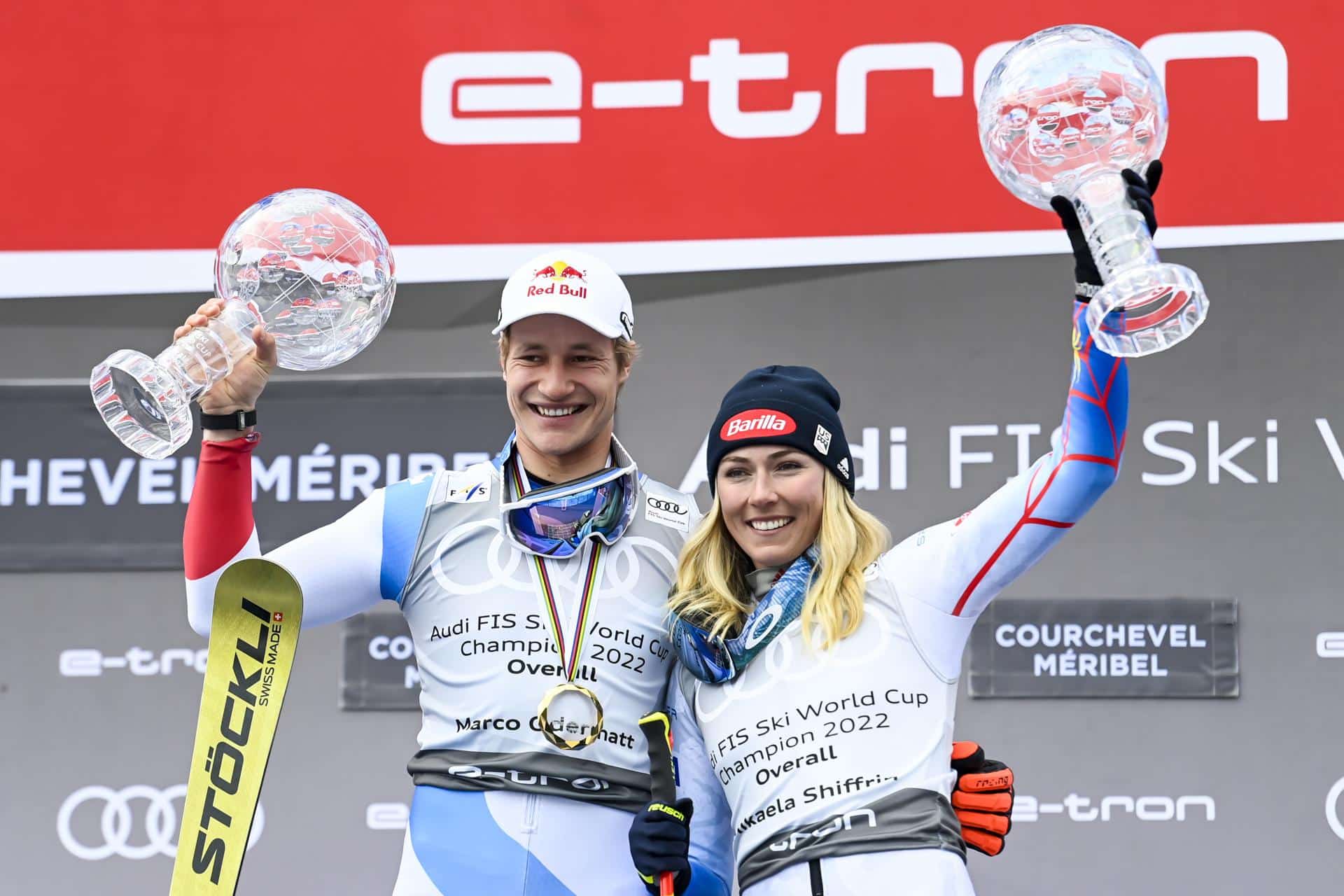 El suizo Marco Odermatt (i.) y la estadounidense Mikaela Shiffrin (d.) en una imagen de archivo, posando con los trofeos que les acrditan como ganadores de la Copa del Mundo de esquí alpino. EFE/EPA/URS FLUEELER