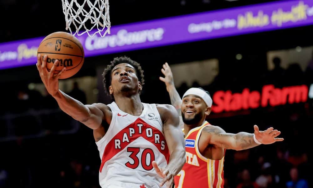 El base de Toronto Raptors Ochai Agbaji (i) apunta a canasta ante la marca del base de Atlanta Hawks Nickeil Alexander-Walker (d) este miércoles durante el juego en Atlanta (Georgia). EFE/EPA/ERIK S. LESSER SHUTTERSTOCK OUT