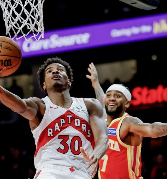 El base de Toronto Raptors Ochai Agbaji (i) apunta a canasta ante la marca del base de Atlanta Hawks Nickeil Alexander-Walker (d) este miércoles durante el juego en Atlanta (Georgia). EFE/EPA/ERIK S. LESSER SHUTTERSTOCK OUT