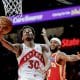 El base de Toronto Raptors Ochai Agbaji (i) apunta a canasta ante la marca del base de Atlanta Hawks Nickeil Alexander-Walker (d) este miércoles durante el juego en Atlanta (Georgia). EFE/EPA/ERIK S. LESSER SHUTTERSTOCK OUT