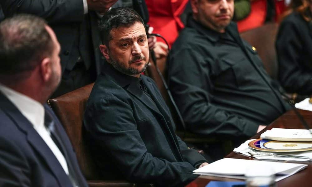 El presidente de Ucrania, Volodímir Zelenski (c), durante el almuerzo con el presidente estadounidense, Donald Trump, en la Casa Blanca en Washington DC, Estados Unidos, el 17 de octubre de 2025. EFE/EPA/AARON SCHWARTZ / POOL