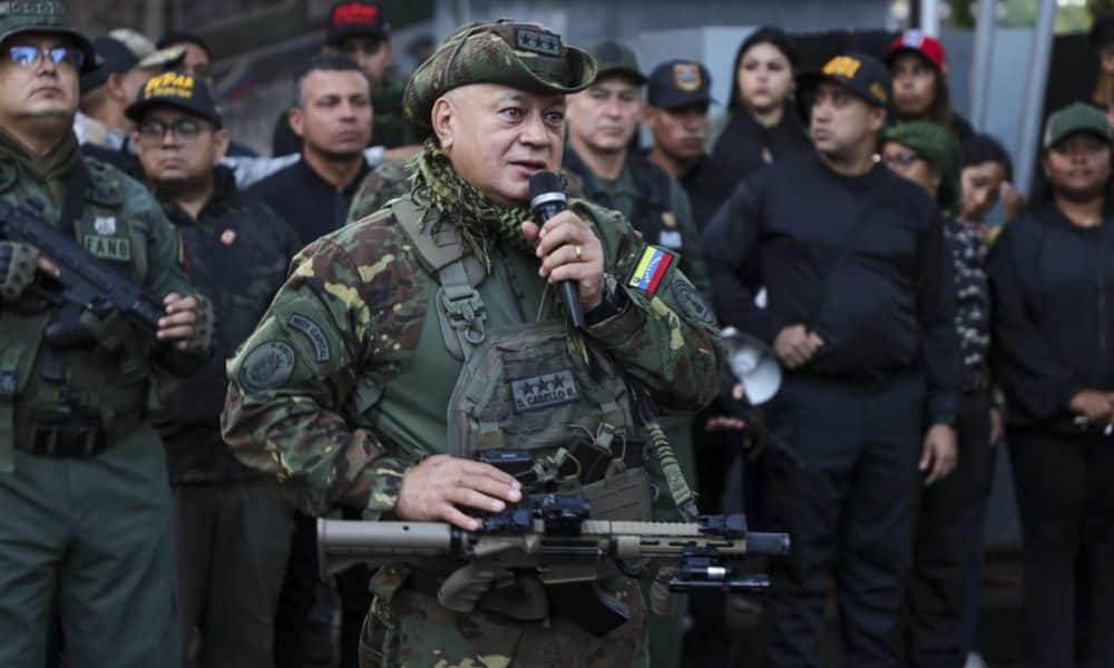 Fotografía cedida por el Ministerio de Interior, Justicia y Paz de Venezuela del ministro del interior, Diosdado Cabello (c), hablando en una actividad este viernes, en Aragua (Venezuela).EFE/ Ministerio de Interior, Justicia y Paz.