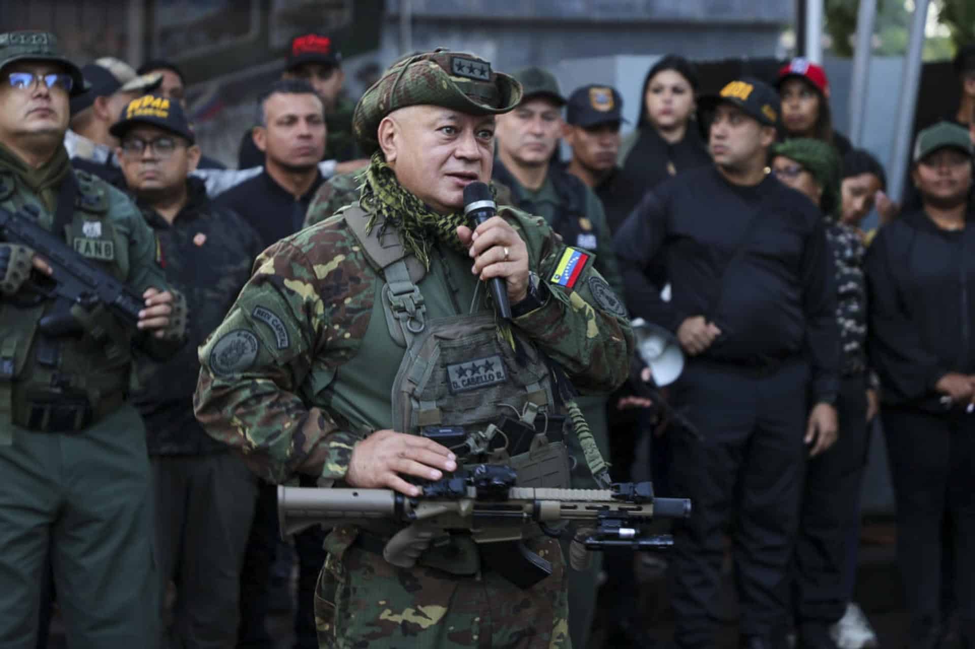 Fotografía cedida por el Ministerio de Interior, Justicia y Paz de Venezuela del ministro del interior, Diosdado Cabello (c), hablando en una actividad este viernes, en Aragua (Venezuela).EFE/ Ministerio de Interior, Justicia y Paz.