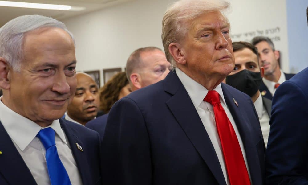 El presidente de Estados Unidos, Donald Trump (d), es recibido por el presidente israelí, Benjamín Netanyahu (i), este lunes a su llegada a Jerusalén (Israel) coincidiendo con la liberación por Hamás de todos los rehenes vivos que han permanecido cautivos en la Franja de Gaza 738 días. EFE/ Parlamento Israelí (Knéset) / ***SOLO USO EDITORIAL/SOLO DISPONIBLE PARA ILUSTRAR LA NOTICIA QUE ACOMPAÑA (CRÉDITO OBLIGATORIO)***