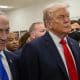 El presidente de Estados Unidos, Donald Trump (d), es recibido por el presidente israelí, Benjamín Netanyahu (i), este lunes a su llegada a Jerusalén (Israel) coincidiendo con la liberación por Hamás de todos los rehenes vivos que han permanecido cautivos en la Franja de Gaza 738 días. EFE/ Parlamento Israelí (Knéset) / ***SOLO USO EDITORIAL/SOLO DISPONIBLE PARA ILUSTRAR LA NOTICIA QUE ACOMPAÑA (CRÉDITO OBLIGATORIO)***