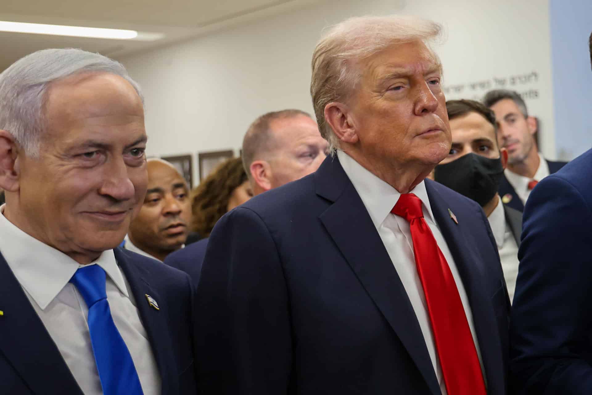 El presidente de Estados Unidos, Donald Trump (d), es recibido por el presidente israelí, Benjamín Netanyahu (i), este lunes a su llegada a Jerusalén (Israel) coincidiendo con la liberación por Hamás de todos los rehenes vivos que han permanecido cautivos en la Franja de Gaza 738 días. EFE/ Parlamento Israelí (Knéset) / ***SOLO USO EDITORIAL/SOLO DISPONIBLE PARA ILUSTRAR LA NOTICIA QUE ACOMPAÑA (CRÉDITO OBLIGATORIO)***