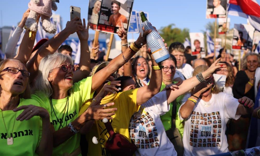 Israelíes celebran antes de la liberación programada de rehenes retenidos por Hamás, en la Plaza de los Rehenes en Tel Aviv, Israel, el 13 de octubre de 2025. EFE/EPA/STRINGER
