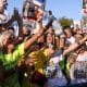 Israelíes celebran antes de la liberación programada de rehenes retenidos por Hamás, en la Plaza de los Rehenes en Tel Aviv, Israel, el 13 de octubre de 2025. EFE/EPA/STRINGER