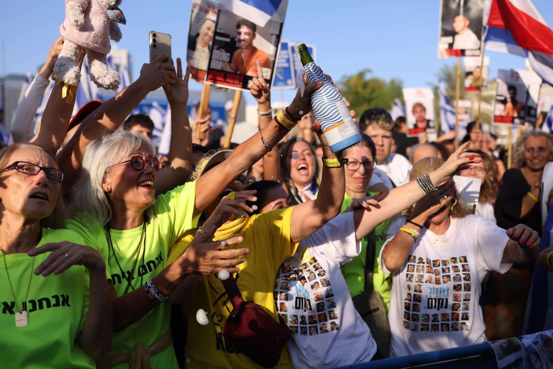 Israelíes celebran antes de la liberación programada de rehenes retenidos por Hamás, en la Plaza de los Rehenes en Tel Aviv, Israel, el 13 de octubre de 2025. EFE/EPA/STRINGER