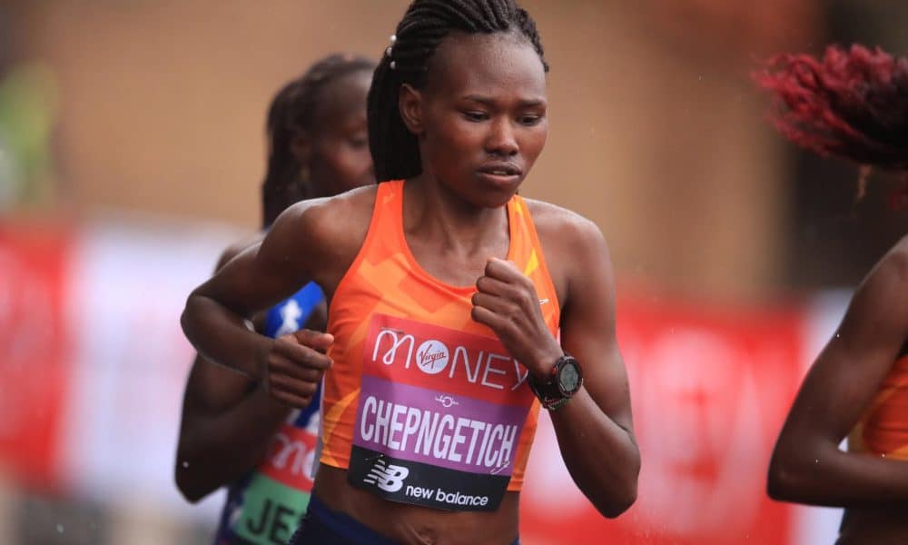 Fotografia de Adam Davy (pool), en la que puede verse en una imagen de archivo del 4 de octubre de 2020 a la keniana Ruth Chepngetich durante una prueba. EFE