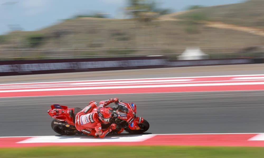 El piloto español del equipo MotoGP Ducati Lenovo Team Marc Márquez en acción durante la sesión de calentamiento en el Gran Premio de Motociclismo de Indonesia en el Circuito de Mandalika, en Indonesia. EFE/EPA/ADI WEDA