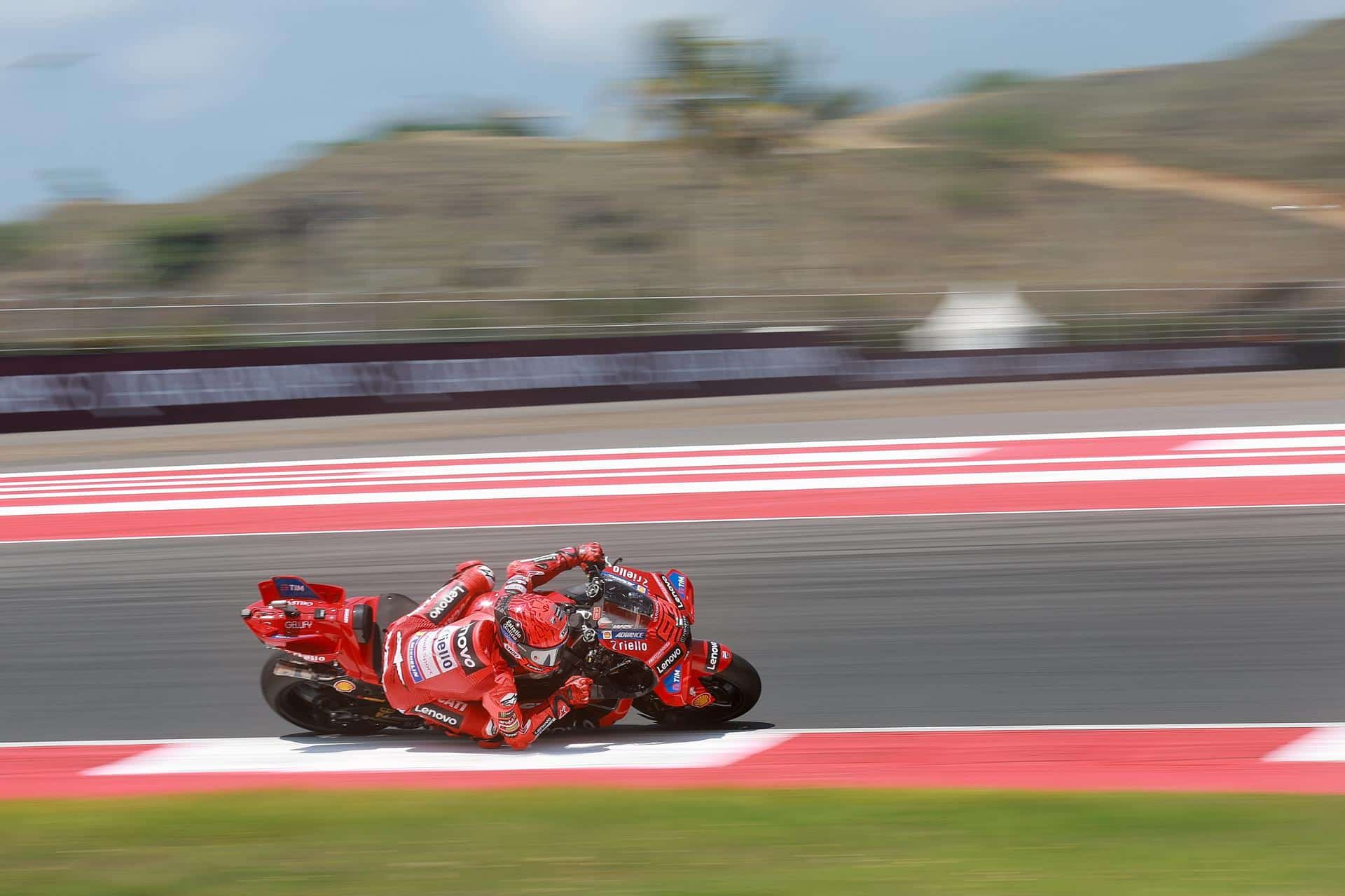 El piloto español del equipo MotoGP Ducati Lenovo Team Marc Márquez en acción durante la sesión de calentamiento en el Gran Premio de Motociclismo de Indonesia en el Circuito de Mandalika, en Indonesia. EFE/EPA/ADI WEDA