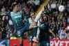 -El delantero del Alavés Lucas Boyé (i), y el delantero del Rayo vallecano Jorge De Frutos, durante el partido de la jornada 10 de LaLiga EA Sports, en el estadio de Vallecasen madrid.- EFE/ J.J. Guillén