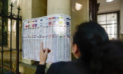 Una mujer comprueba la oferta electoral en un colegio electoral en la Ciudad de Buenos Aires hoy domingo al realizarse las elecciones legislativas a nivel nacional que eligen diputados y senadores en la república Argentina. EFE/Juan Ignacio Roncoroni