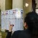 Una mujer comprueba la oferta electoral en un colegio electoral en la Ciudad de Buenos Aires hoy domingo al realizarse las elecciones legislativas a nivel nacional que eligen diputados y senadores en la república Argentina. EFE/Juan Ignacio Roncoroni
