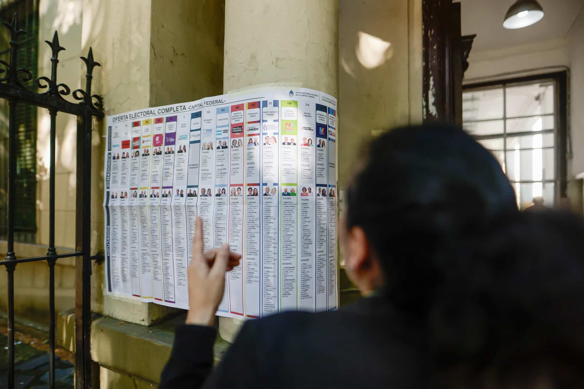 Una mujer comprueba la oferta electoral en un colegio electoral en la Ciudad de Buenos Aires hoy domingo al realizarse las elecciones legislativas a nivel nacional que eligen diputados y senadores en la república Argentina. EFE/Juan Ignacio Roncoroni