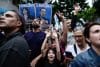 Seguidores de la expresidenta de Argentina Cristina Fernández, se manifiestan frente a la residencia de la exmandataria durante el Día de la Lealtad peronista este viernes, en Buenos Aires (Argentina). EFE/ Juan Ignacio Roncoroni

