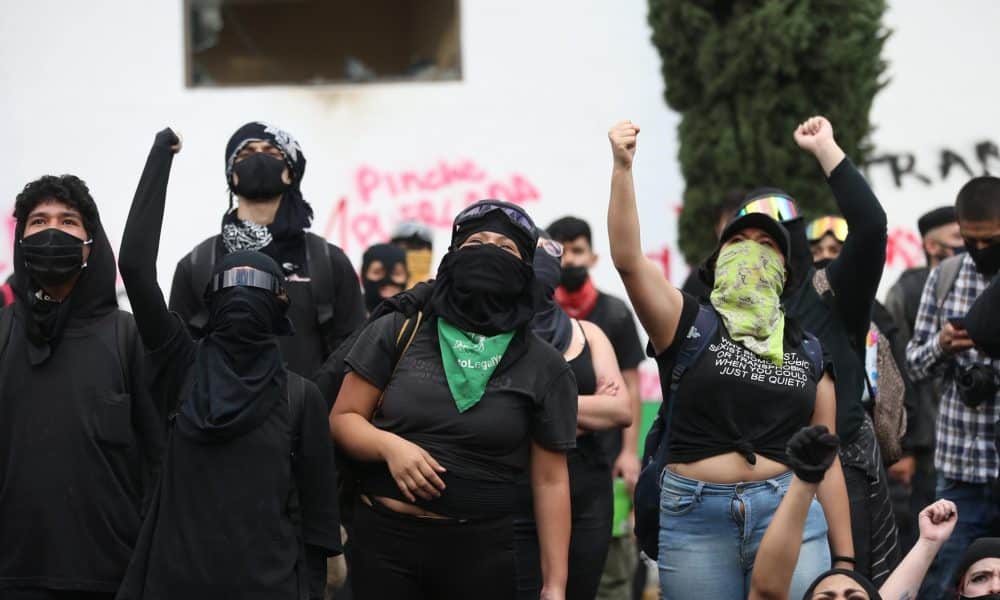 Según los primeros reportes, los encapuchados son estudiantes que bloquearon los accesos a la Preparatoria 8, en protesta por supuestas agresiones en contra de un alumno durante una manifestación en apoyo a Palestina realizada el martes. Imagen de archivo. EFE/Sáshenka Gutiérrez