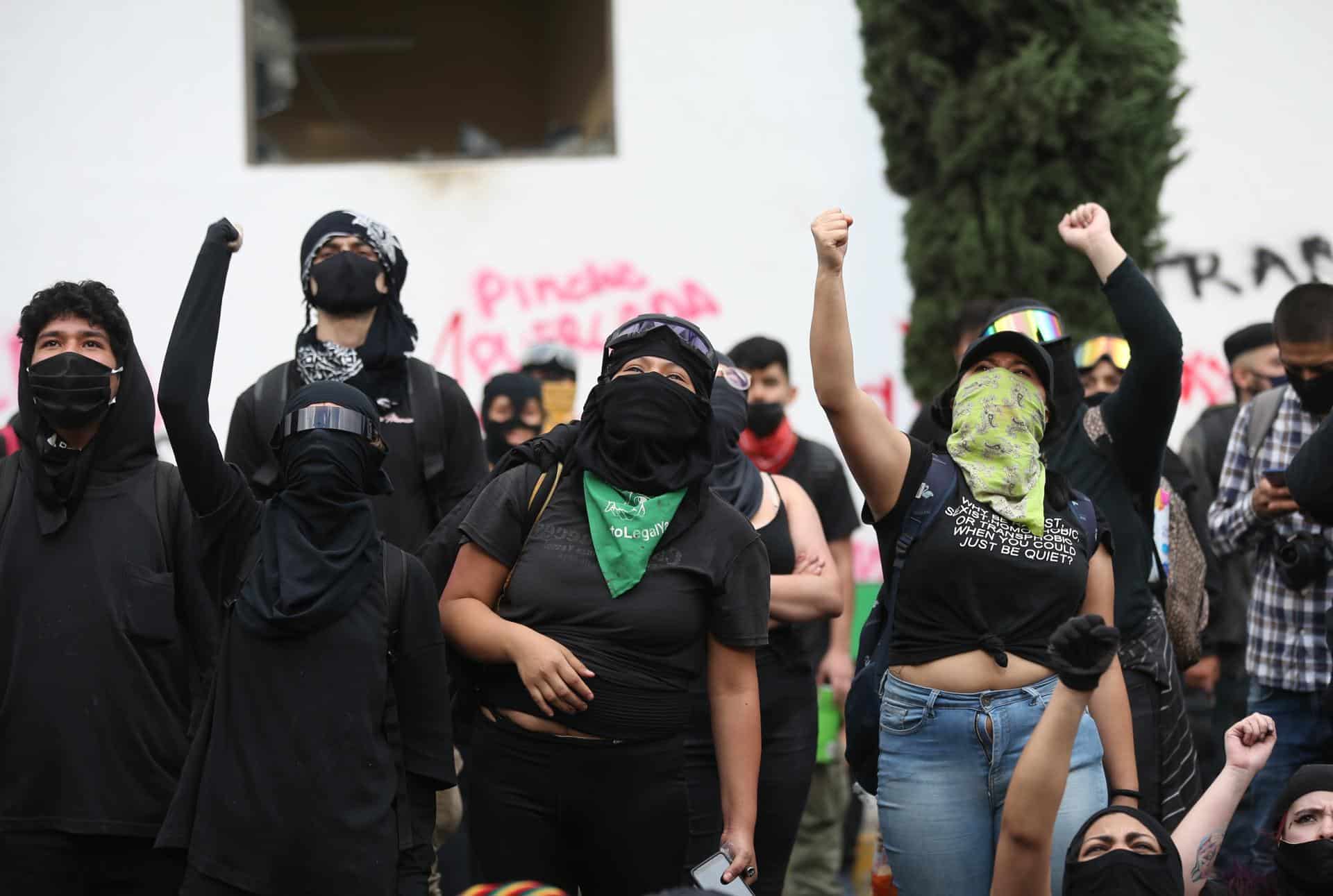 Según los primeros reportes, los encapuchados son estudiantes que bloquearon los accesos a la Preparatoria 8, en protesta por supuestas agresiones en contra de un alumno durante una manifestación en apoyo a Palestina realizada el martes. Imagen de archivo. EFE/Sáshenka Gutiérrez