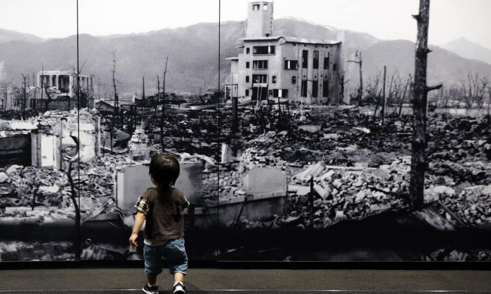 Un niñ camina hacia una gran foto de la ciudad de Hiroshima devastada tras la explosión nuclear. (Japón, Estados Unidos) EFE/EPA/FRANCK ROBICHON