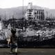 Un niñ camina hacia una gran foto de la ciudad de Hiroshima devastada tras la explosión nuclear. (Japón, Estados Unidos) EFE/EPA/FRANCK ROBICHON
