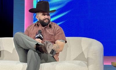 El cantante mexicano Carín León habla durante la Semana de la Música Latina de Billboard este lunes, en Miami (Estados Unidos). EFE/ Pedro Pablo Cortés
