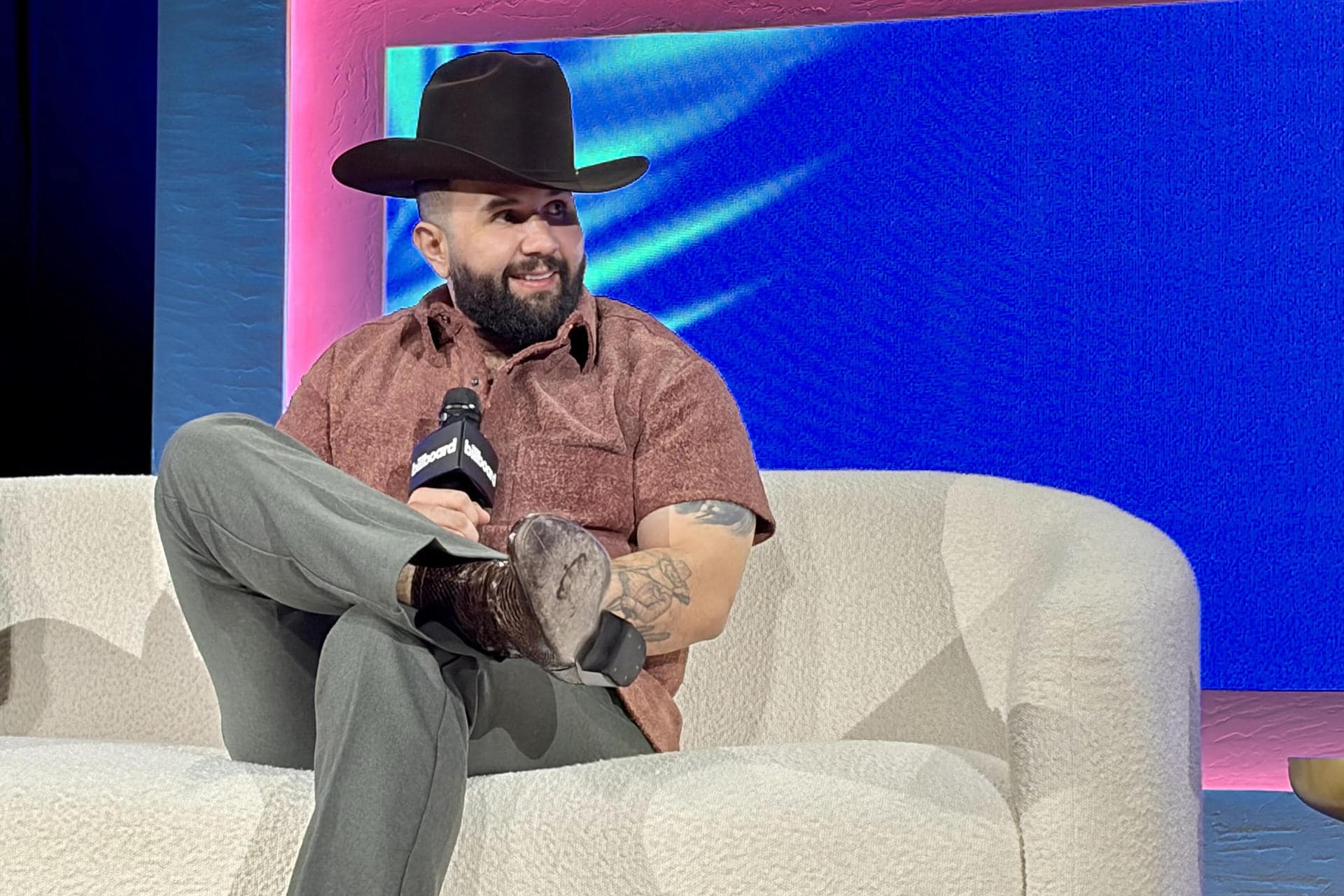 El cantante mexicano Carín León habla durante la Semana de la Música Latina de Billboard este lunes, en Miami (Estados Unidos). EFE/ Pedro Pablo Cortés