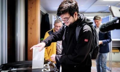 Un hombre emite su voto en una mesa electoral en el Jardín del Capitán Rommel en Castricum, Países Bajos, el 29 de octubre de 2025. EFE/EPA/RAMON VAN FLYMEN