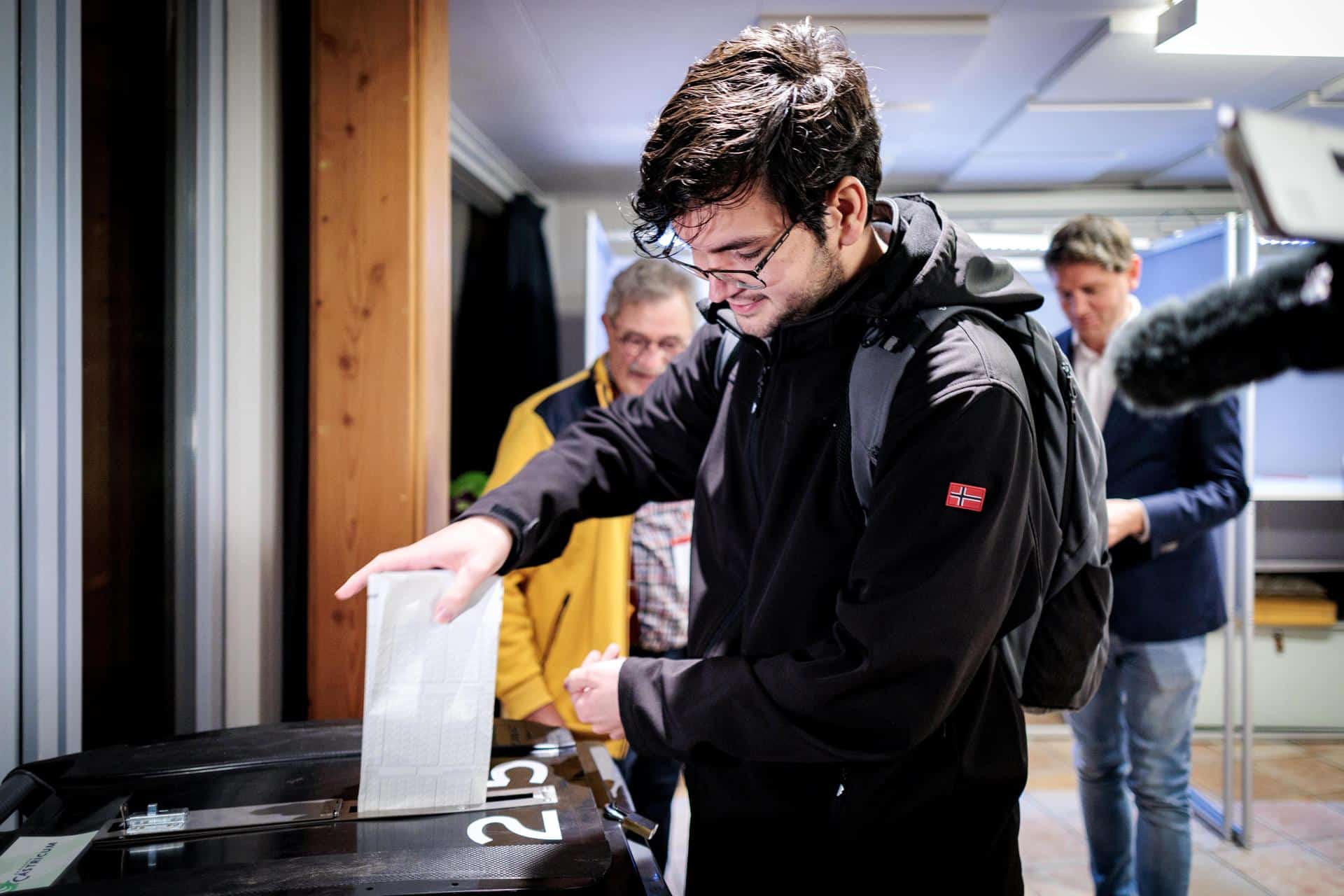 Un hombre emite su voto en una mesa electoral en el Jardín del Capitán Rommel en Castricum, Países Bajos, el 29 de octubre de 2025. EFE/EPA/RAMON VAN FLYMEN