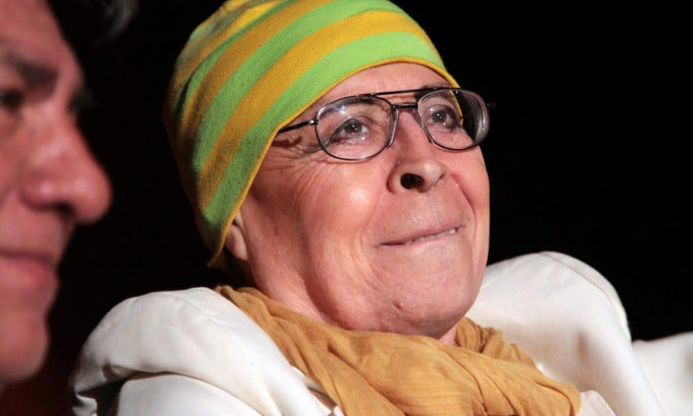 Fotografía de archivo, tomada en enero de 2015, del desaparecido escritor, poeta y artista chileno Pedro Lemebel, durante un homenaje, en Santiago de Chile. EFE/José Miguel Méndez