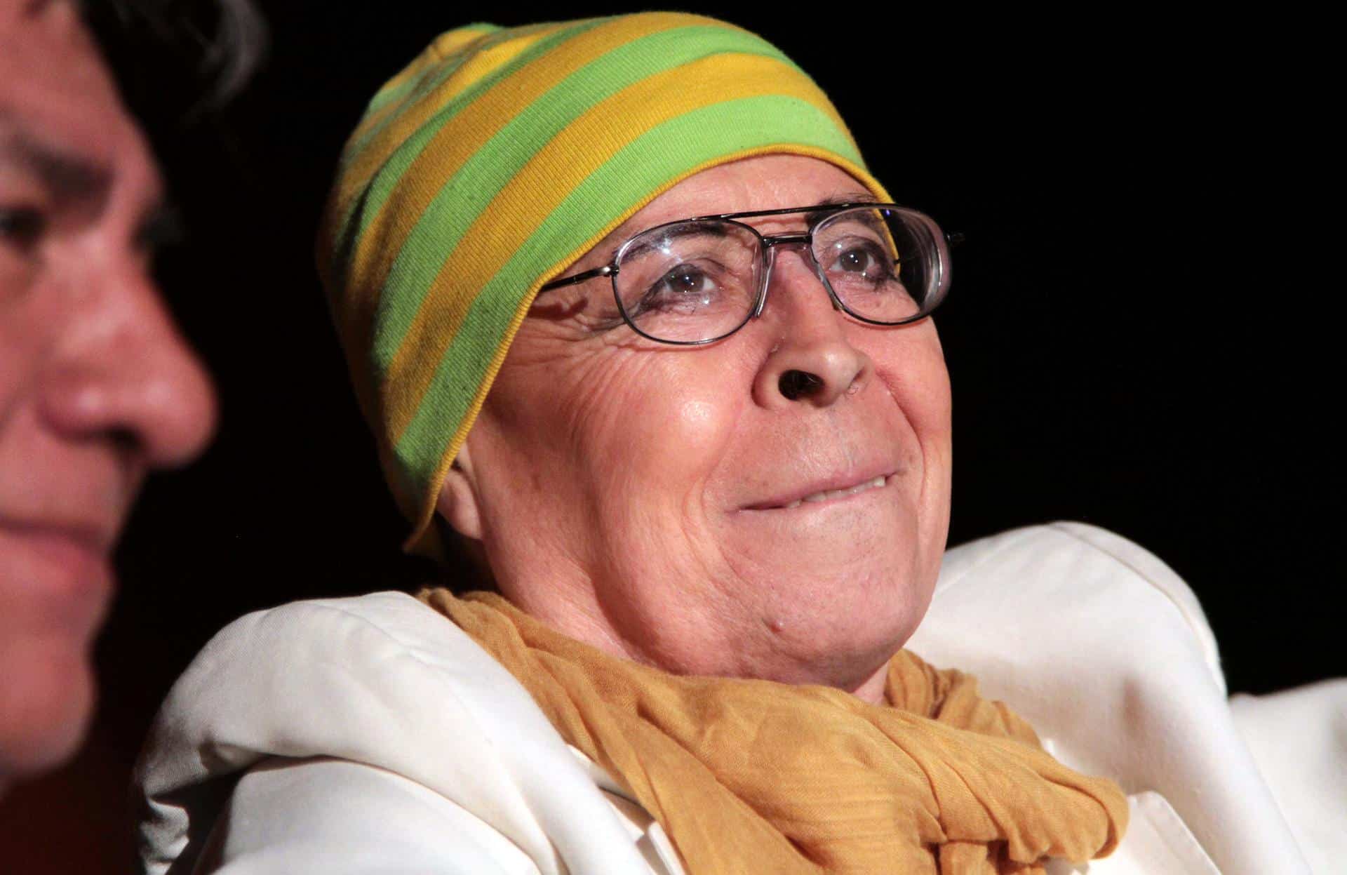 Fotografía de archivo, tomada en enero de 2015, del desaparecido escritor, poeta y artista chileno Pedro Lemebel, durante un homenaje, en Santiago de Chile. EFE/José Miguel Méndez