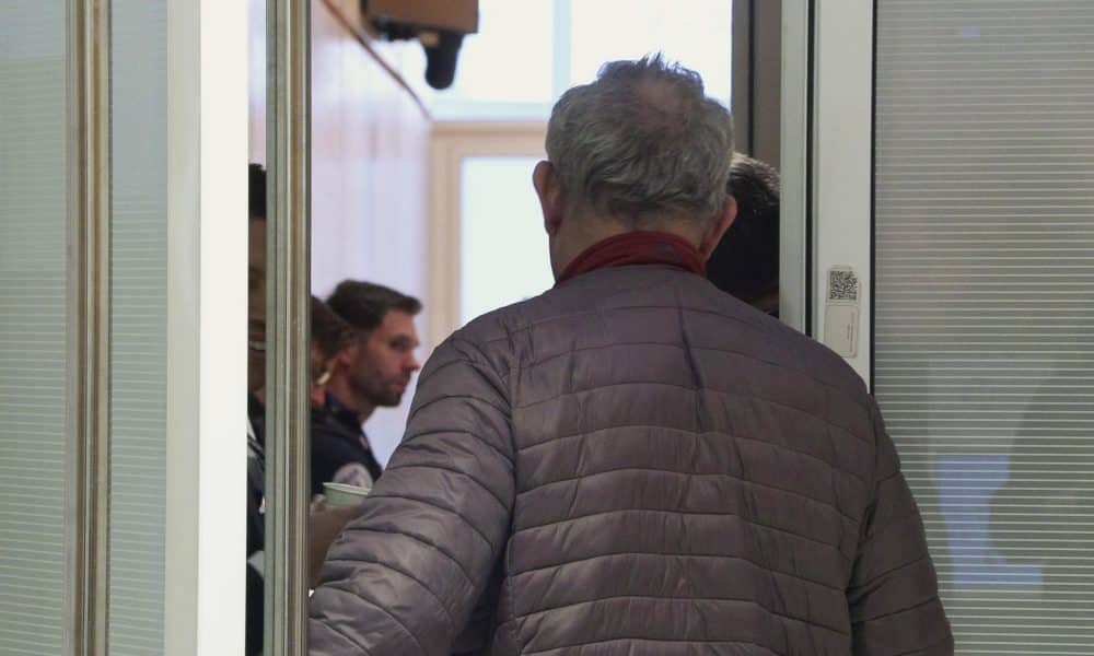 Acusados a su llegada al tribunal de París donde se juzga a diez personas por ciberacoso contra la primera dama de Francia, Brigitte Macron.EFE/Edgar Sapiña Manchado