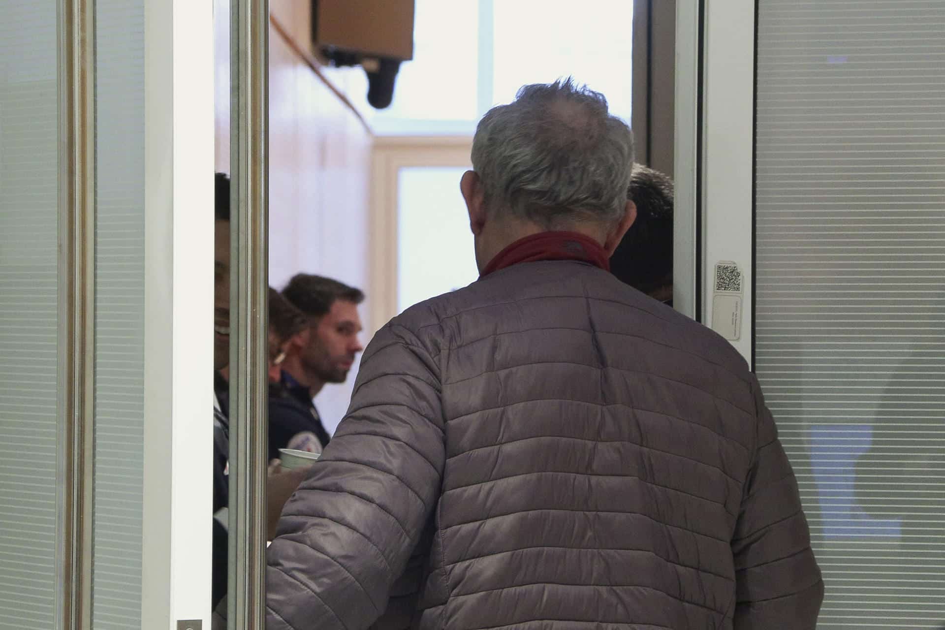Acusados a su llegada al tribunal de París donde se juzga a diez personas por ciberacoso contra la primera dama de Francia, Brigitte Macron.EFE/Edgar Sapiña Manchado