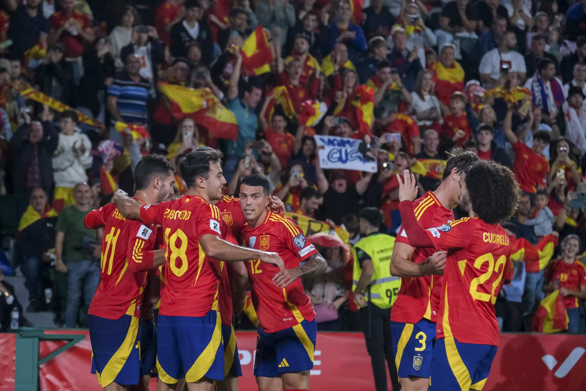 Los jugadores de España celebran uno de los goles en el partido de fútbol de la fase de clasificación para el Mundial que los combinados nacionales de España y Georgia disputaron en el estadio Martínez Valero de Elche. EFE / Pablo Miranzo.