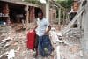 Un hombre camina con sus pertenencias frente a una casa afectada tras una explosión este 9 de octubre de 2025, en Robles, Jamundí (Colombia). EFE/ Ernesto Guzmán