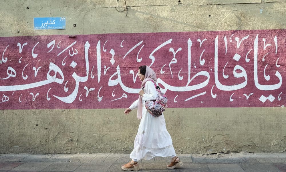 Una mujer pasea por Teherán con el flequillo al aire, lo que en la interpretación más ortodoxa del estricto código de vestimenta islámica se considera mal hijab. La batalla cultural por el uso del velo se ha recrudecido en las últimas semanas en Irán con llamamientos de los conservadores a imponer el estricto código de vestimenta islámico e incluso el despliegue de personal ante lo que consideran exhibicionismo femenino.- EFE/ Jaime León