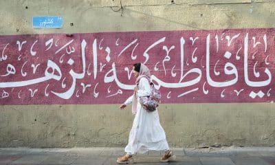 Una mujer pasea por Teherán con el flequillo al aire, lo que en la interpretación más ortodoxa del estricto código de vestimenta islámica se considera mal hijab. La batalla cultural por el uso del velo se ha recrudecido en las últimas semanas en Irán con llamamientos de los conservadores a imponer el estricto código de vestimenta islámico e incluso el despliegue de personal ante lo que consideran exhibicionismo femenino.- EFE/ Jaime León